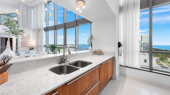 Building Photo - 2 br, 2.5 bath Condo - 2001 Collins Ave # ...