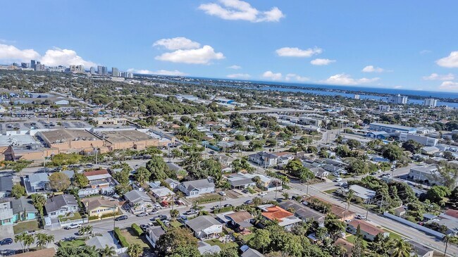 Building Photo - 818 Kaye St