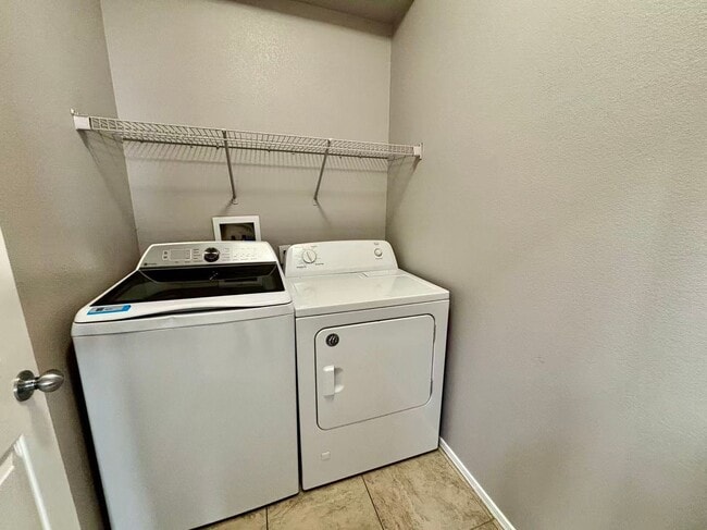 Building Photo - 2376 Summer Home St