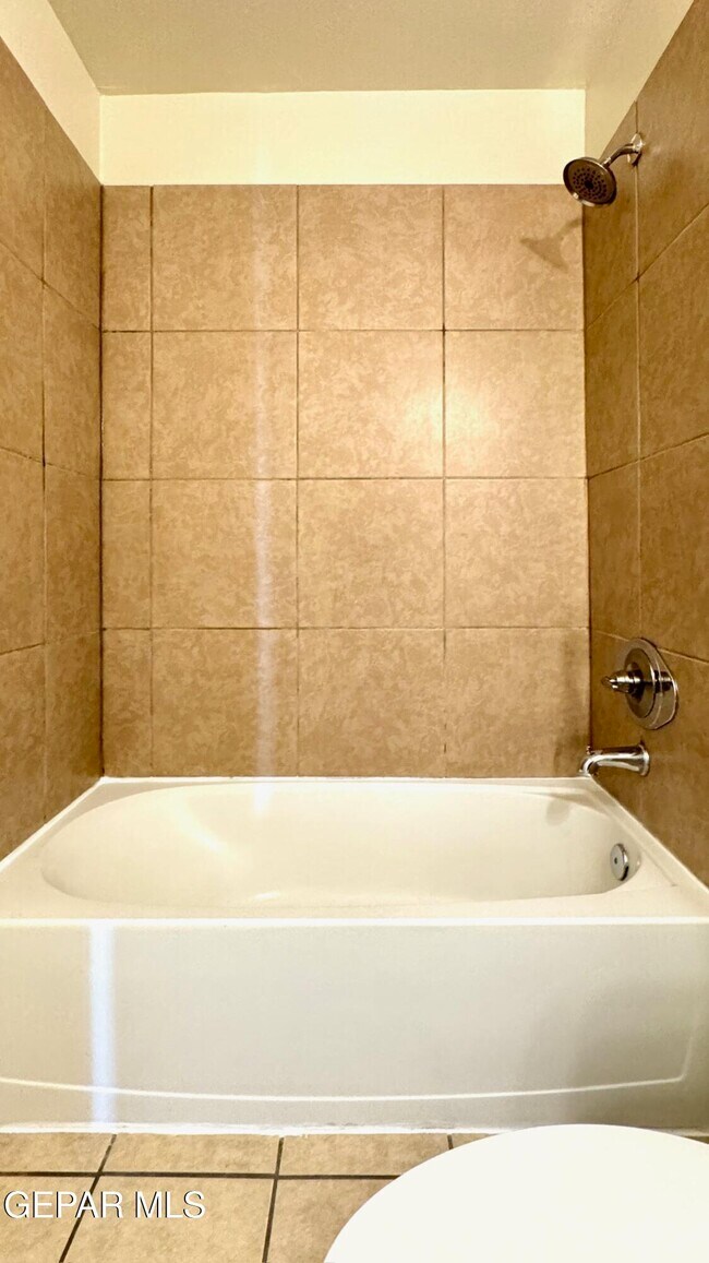 Building Photo - 8491 Roseway Dr