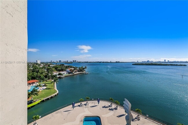 Building Photo - 1800 NE 114th St