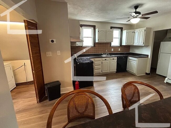 Building Photo - Spacious 1-Bedroom with Washer/Dryer in Unit!