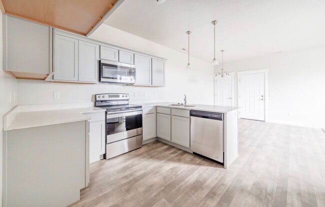 Building Photo - 3 Bedroom/2 Bathroom condo in Vineyard