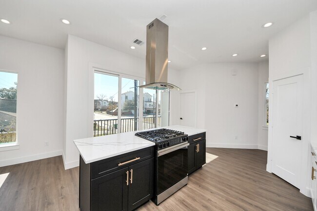 Building Photo - 5512 Hardy St