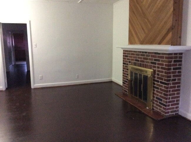 Building Photo - 729 W Poplar St