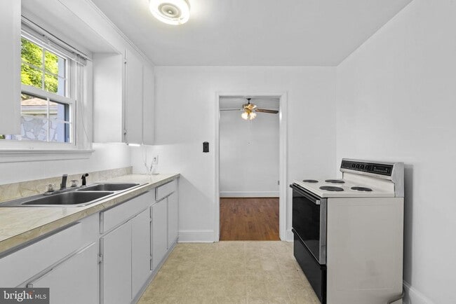 Building Photo - 2917 1st St