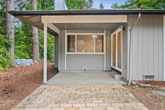 Building Photo - Rambler in Port Orchard with Fenced Yard