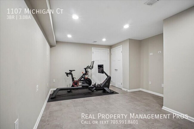 Building Photo - 1107 Michigan Ct