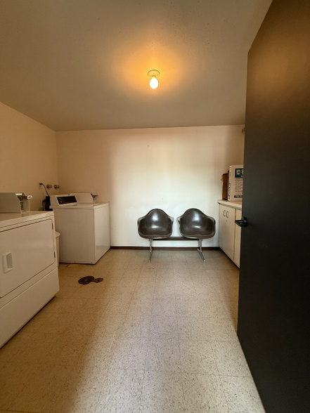 Building Photo - 673 E 6th Ave