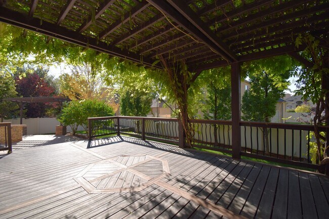 Building Photo - Beautiful 6 Bedroom Home in Riverton!