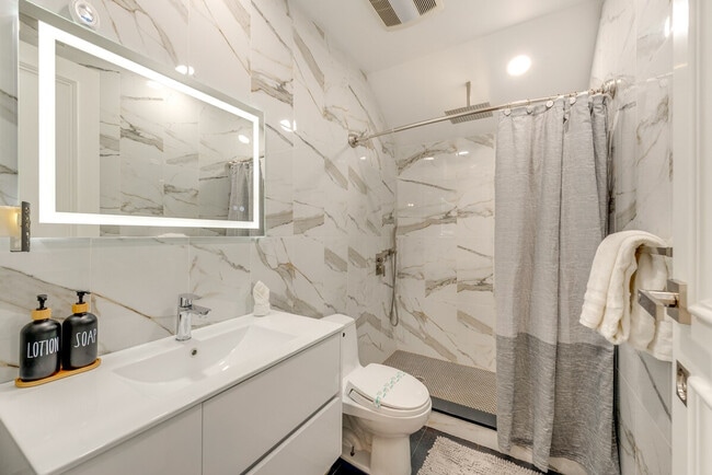 Building Photo - 2135 Rosemont Dr