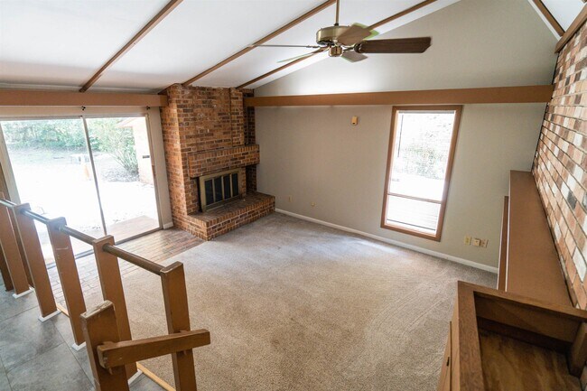 Building Photo - 2103 Evergreen Dr