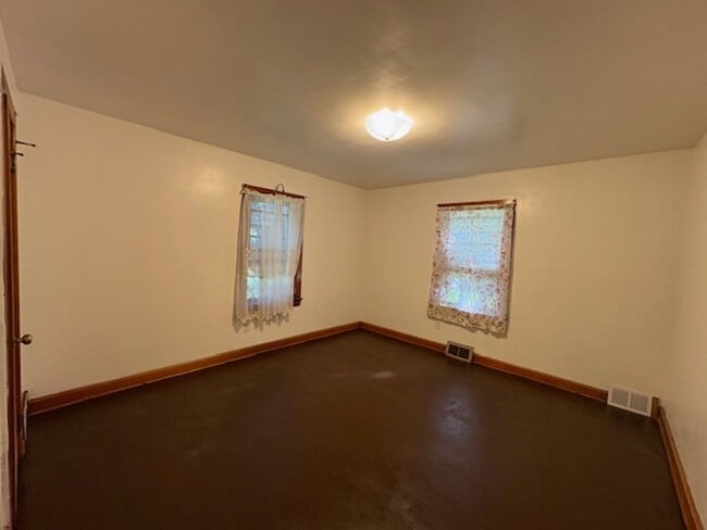Building Photo - Brick Rancher with large yard near State Line