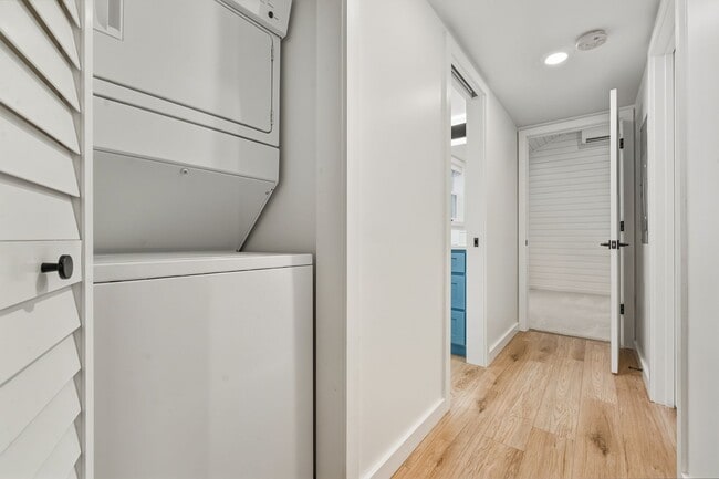 Building Photo - Beautiful 2 bed/1.5 bath with large fenced yard and separate office!