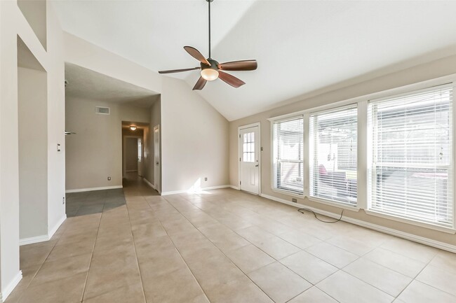 Building Photo - 2533 Potomac Dr