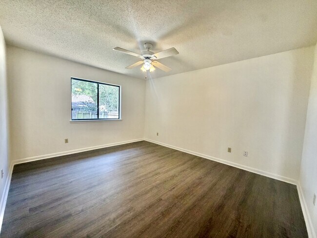 Building Photo - 3932 Balsam Dr
