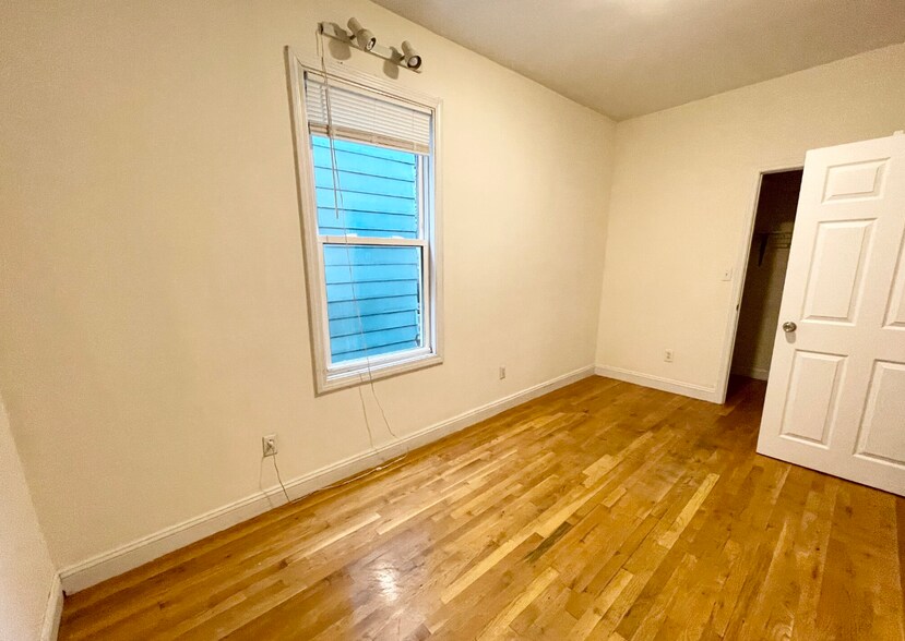 Building Photo - 733 Parker St