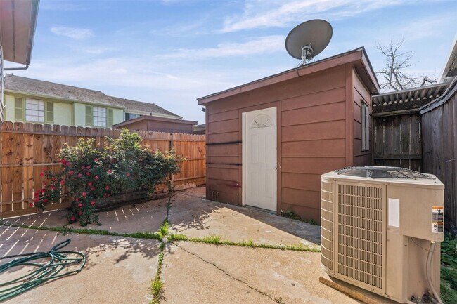 Building Photo - 1076 Willow Oaks Cir