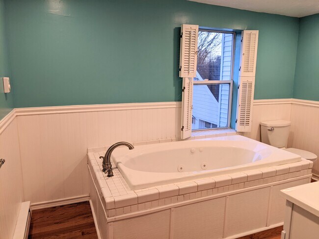 Jet Tub - 5 Edgewood Rd