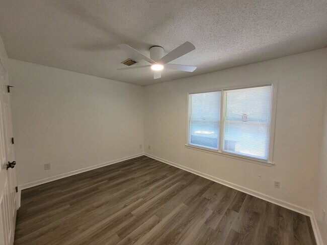 Building Photo - Adorable 2 Bed/1 Bath Condo - One Story - ...