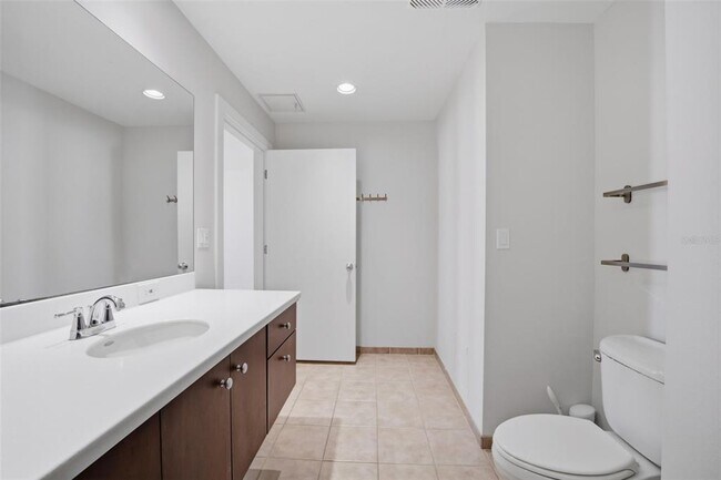 Building Photo - 1208 E Kennedy Blvd