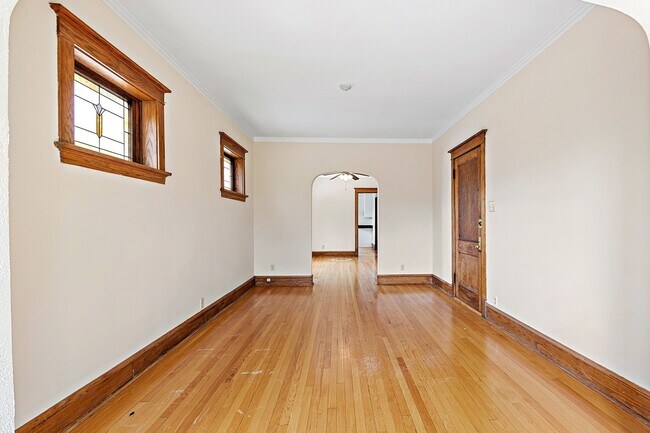 Building Photo - 3936 N Marshfield Ave