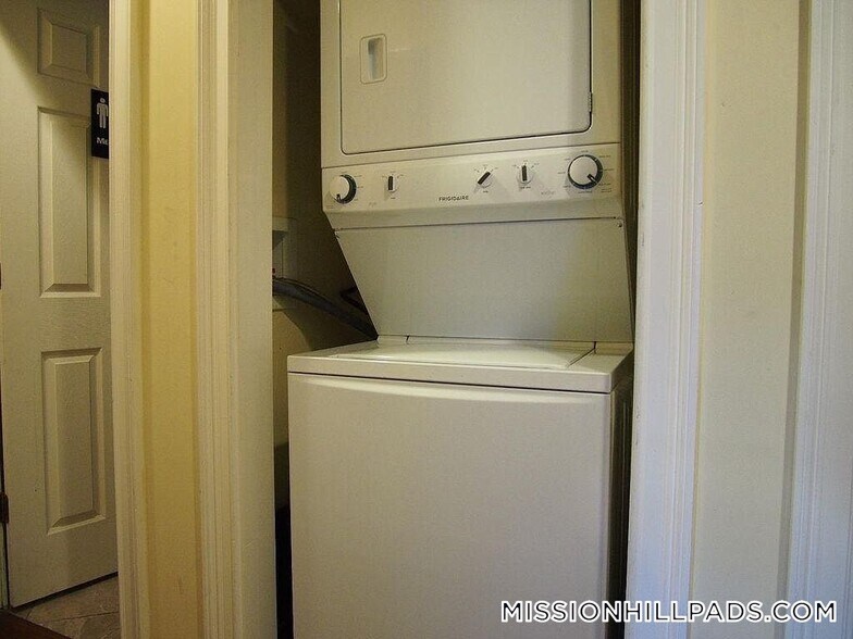 Building Photo - 731 Parker St