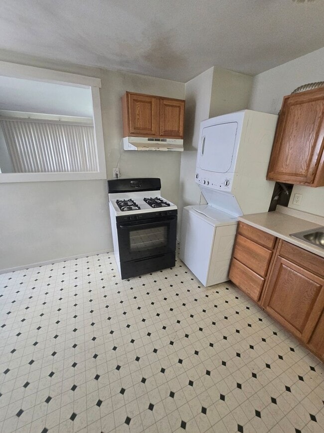 Building Photo - 3 Bedroom 1 Bathroom 1375.00