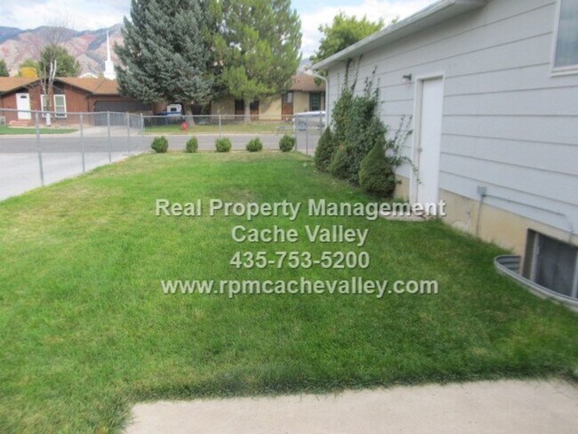 Building Photo - A Pet Friendly 4 Bed, 3 Bath House in Nort...
