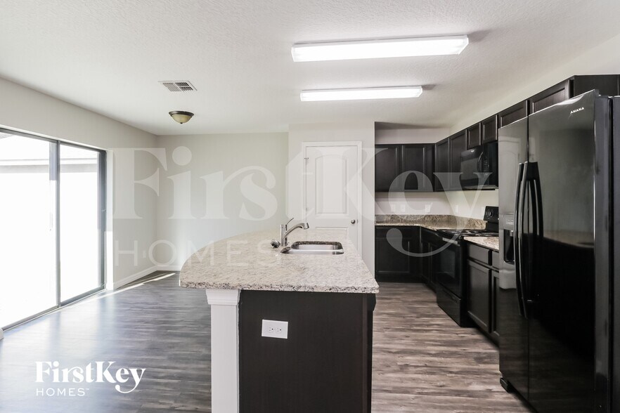 Building Photo - 6218 Manitoba Dr