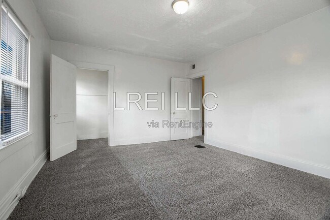 Building Photo - 615 S 38th St