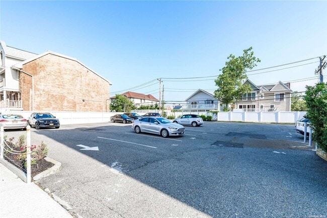 Building Photo - 25 W Broadway