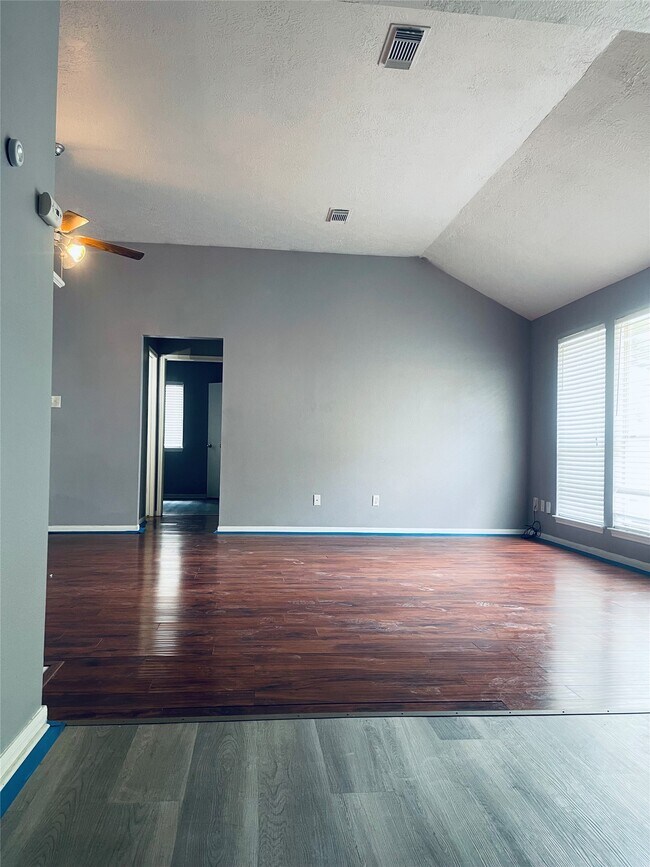 Building Photo - 6406 Bayou Crest Dr