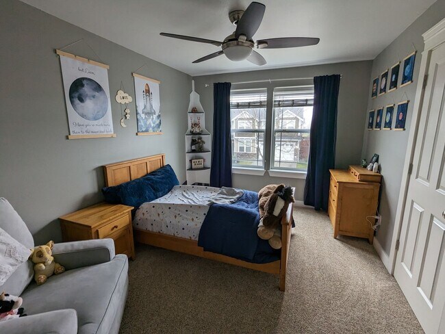 Building Photo - Large 3BD plus bonus rm and den