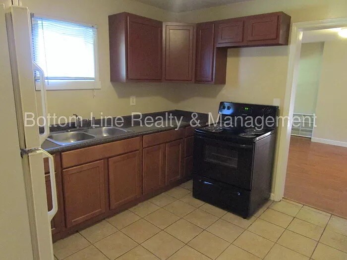 Building Photo - Room in House on Plainview Rd