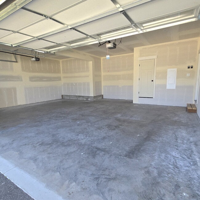 Building Photo - Move-in ready! 4 bedroom house with 3 car garage