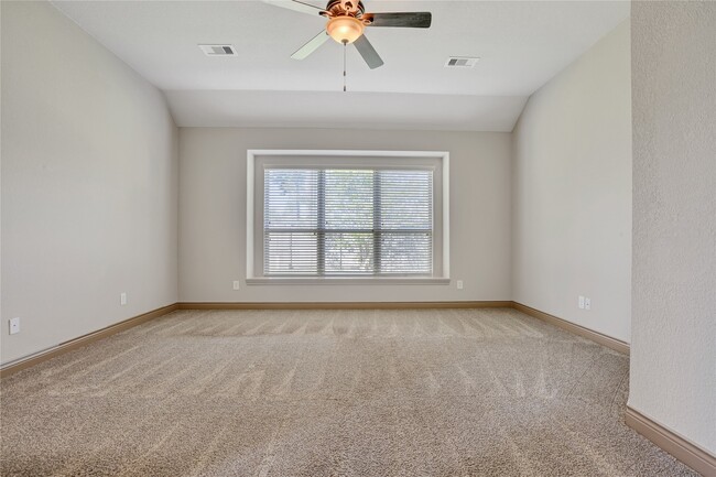 Building Photo - 40515 Manor Dr