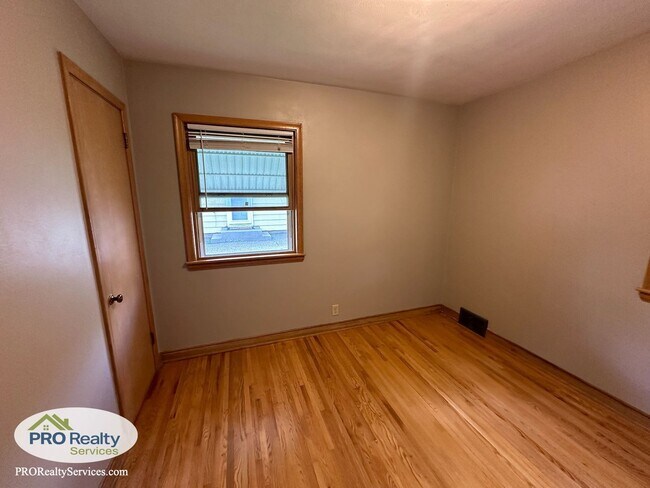 Building Photo - 3 Bedroom Home in South Saint Paul