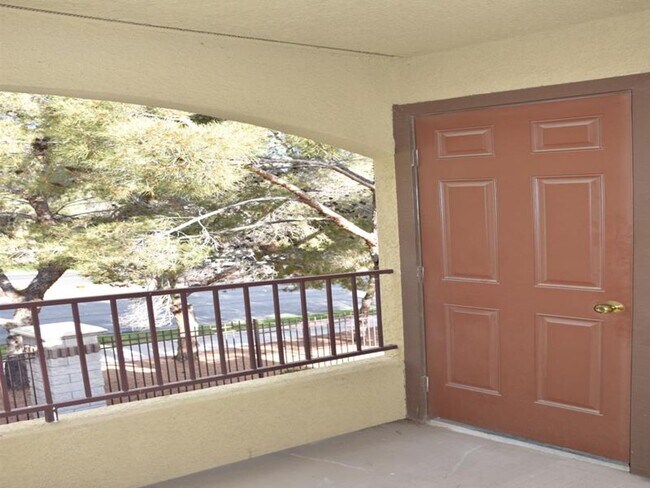 Building Photo - RARE 2nd floor 3 BEDROOM condo in the heart of Seven Hills in gated Horizons @ Seven Hills