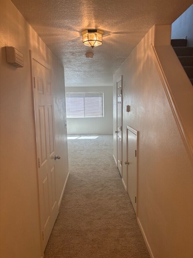 Building Photo - 4 Bed 2.5 Bath in Hillsboro