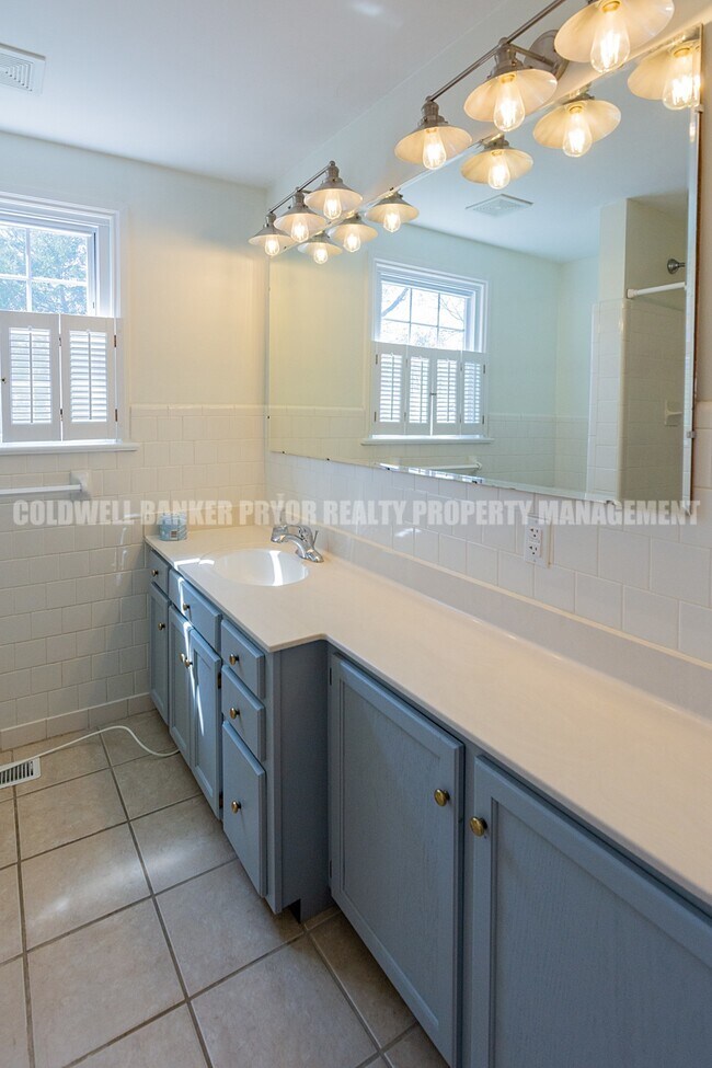 Building Photo - 323 Walsh Rd