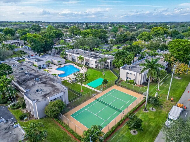 Building Photo - 8513 Old Country Manor