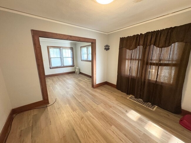 Building Photo - 2 bedroom 1 bathroom house for rent