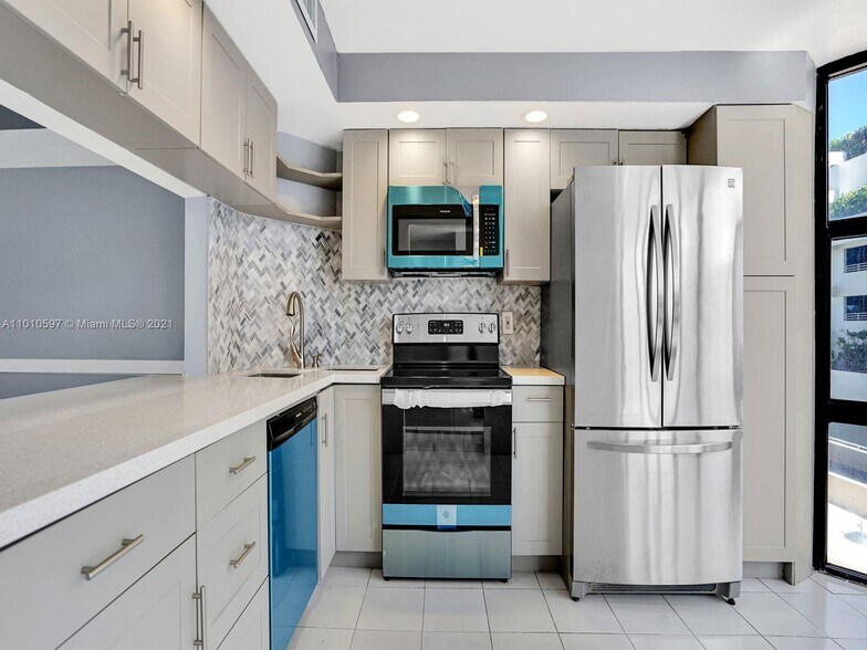 Building Photo - 6423 Collins Ave