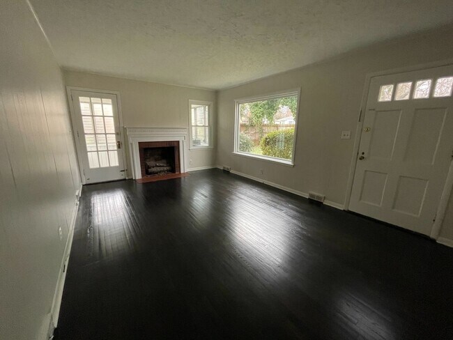 Building Photo - Renovated 2 BR Convenient to Battleground