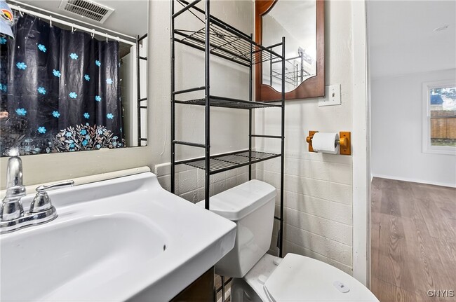 Building Photo - 308 Nelson Ave