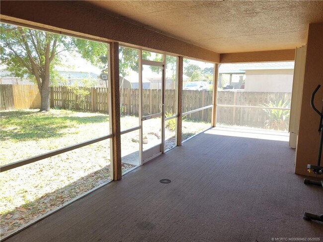 Building Photo - 1957 SE Sandia Dr