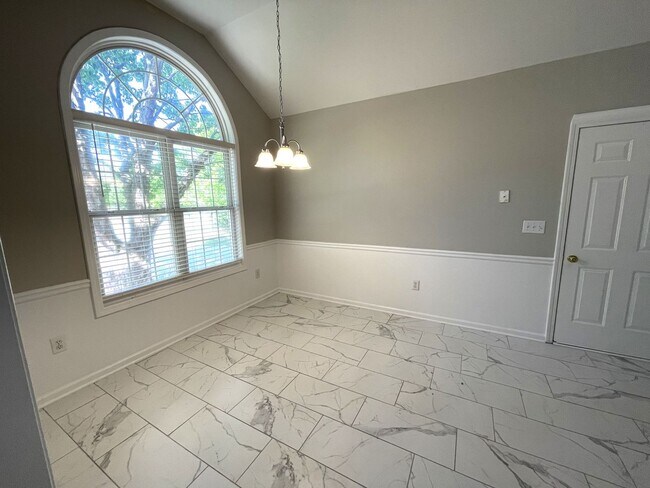 Building Photo - Newly Renovated 3br in East Athens, Availa...
