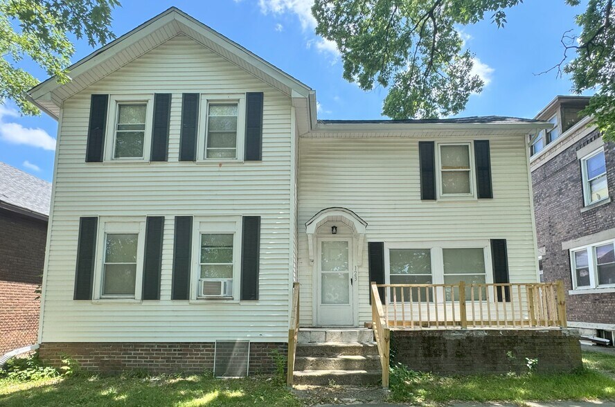 Primary Photo - 123 Oak St
