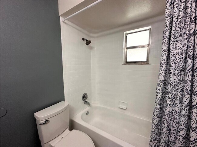 Building Photo - 22 W Country Cove Way
